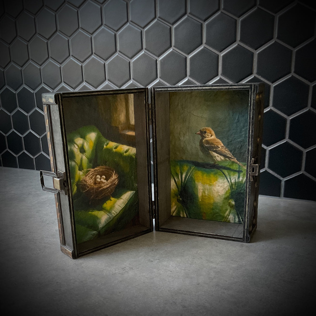 Green Sofa Bird & Nest Shadow Jewellery Box
